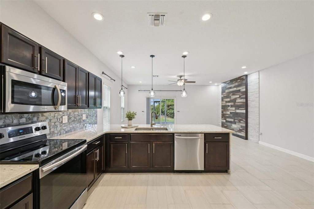 Active With Contract: $355,000 (3 beds, 2 baths, 1758 Square Feet)