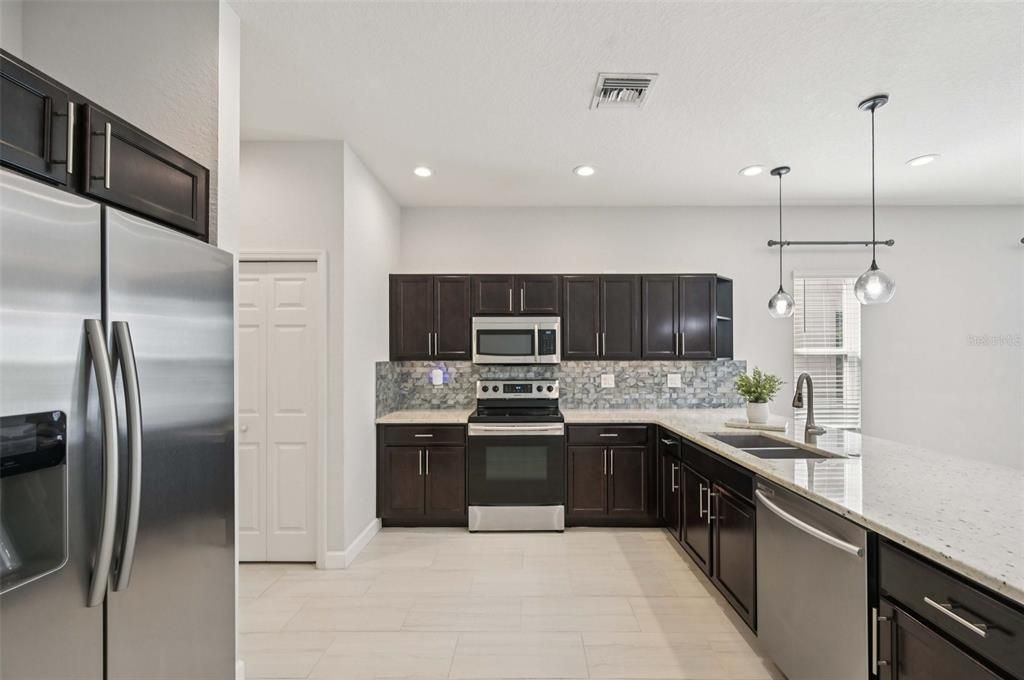 Active With Contract: $355,000 (3 beds, 2 baths, 1758 Square Feet)