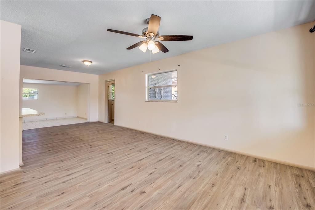 For Sale: $219,000 (3 beds, 1 baths, 1063 Square Feet)