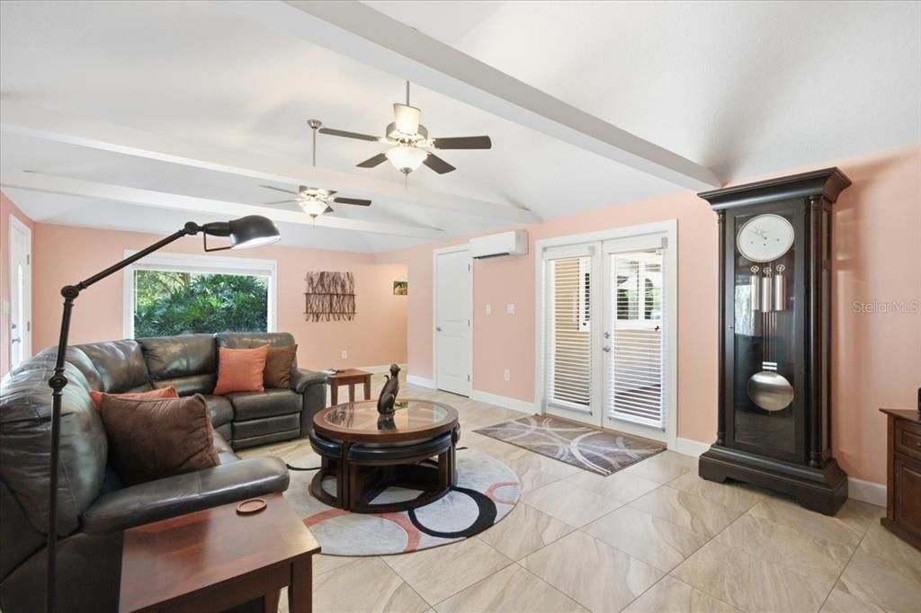 For Sale: $550,000 (2 beds, 1 baths, 1588 Square Feet)