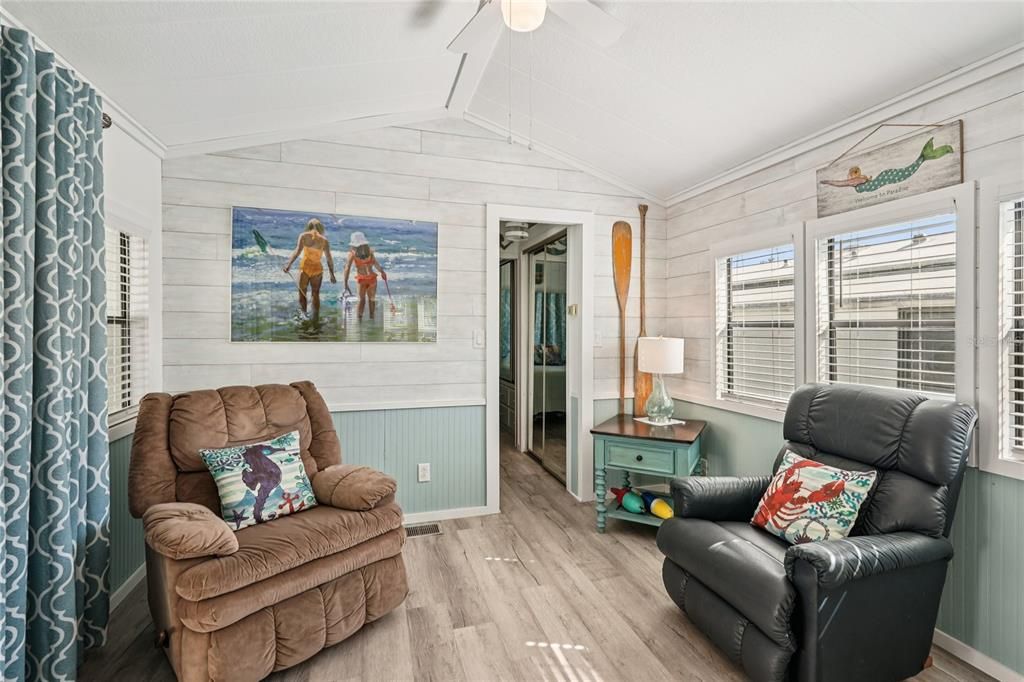 For Sale: $139,900 (1 beds, 1 baths, 424 Square Feet)