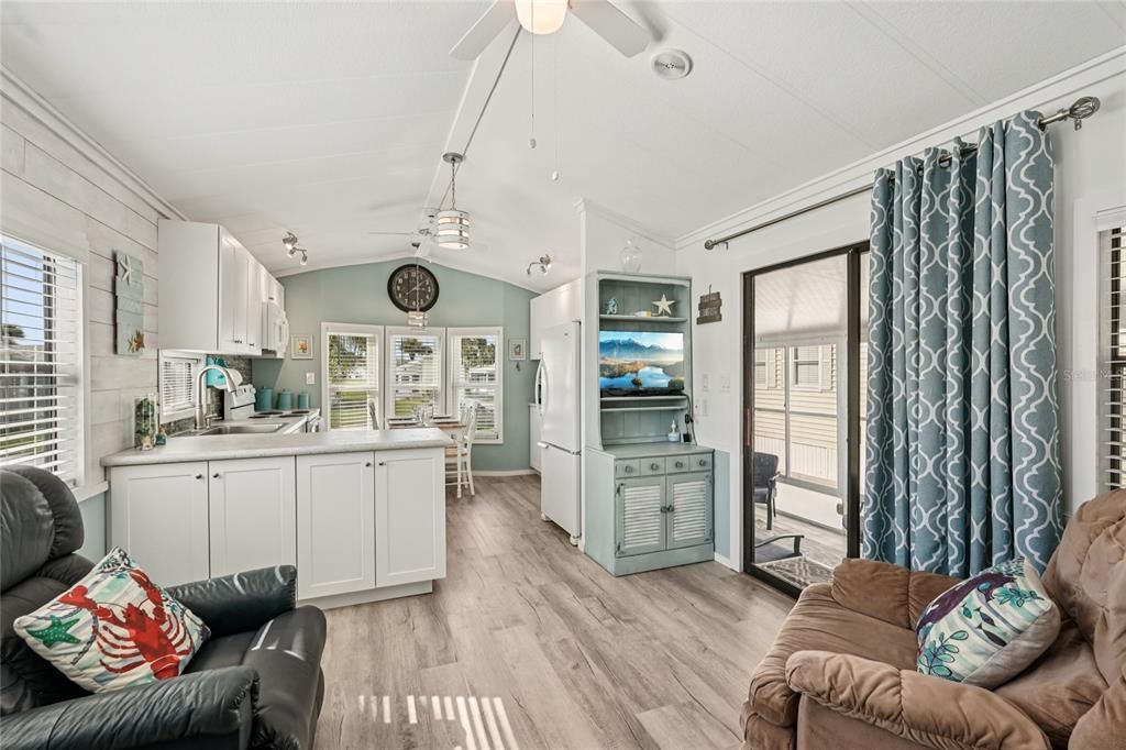 For Sale: $139,900 (1 beds, 1 baths, 424 Square Feet)