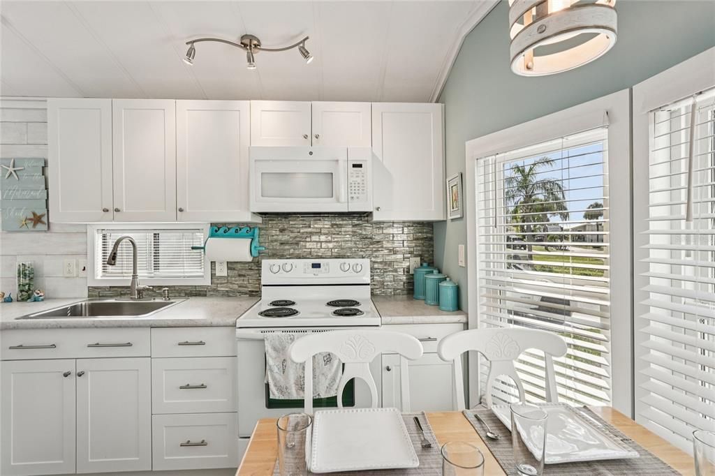 For Sale: $139,900 (1 beds, 1 baths, 424 Square Feet)