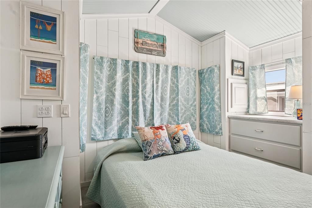 For Sale: $139,900 (1 beds, 1 baths, 424 Square Feet)