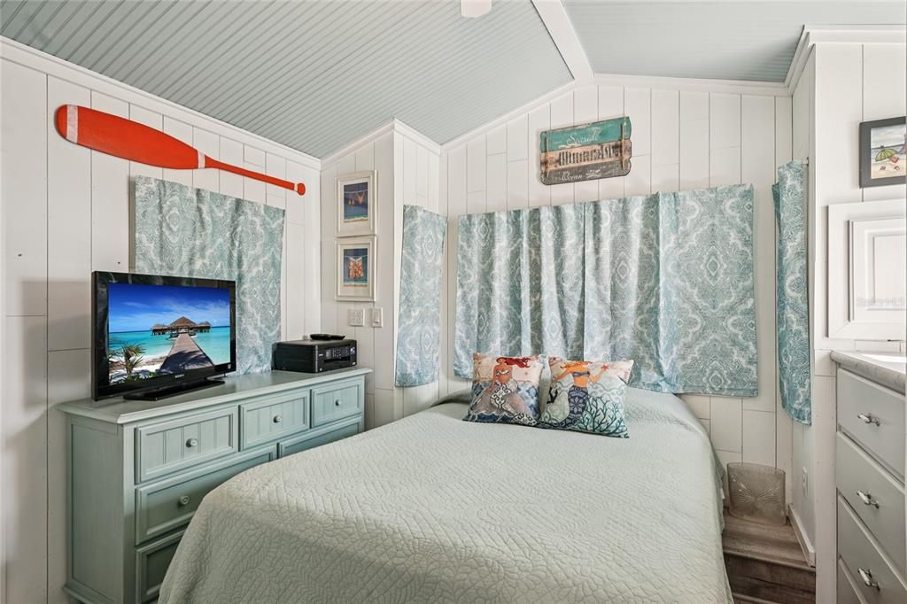 For Sale: $139,900 (1 beds, 1 baths, 424 Square Feet)