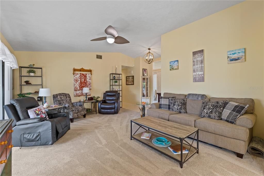 Под контрактом: $375,000 (3 спален, 2 ванн, 1420 Квадратных фут)