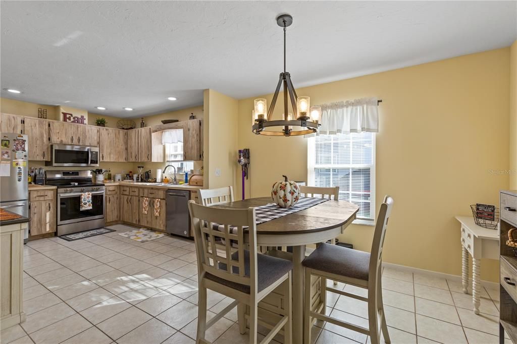 Под контрактом: $375,000 (3 спален, 2 ванн, 1420 Квадратных фут)