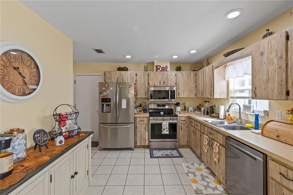 Под контрактом: $375,000 (3 спален, 2 ванн, 1420 Квадратных фут)