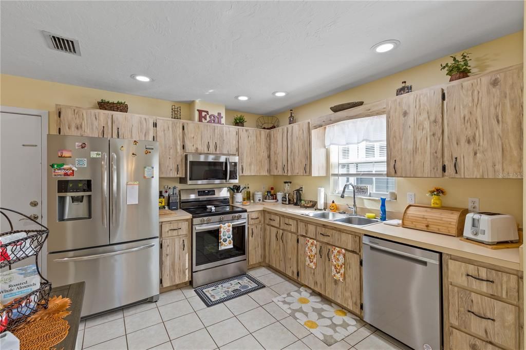 Под контрактом: $375,000 (3 спален, 2 ванн, 1420 Квадратных фут)