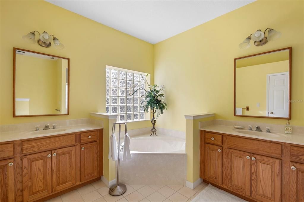 For Sale: $349,900 (3 beds, 2 baths, 1924 Square Feet)