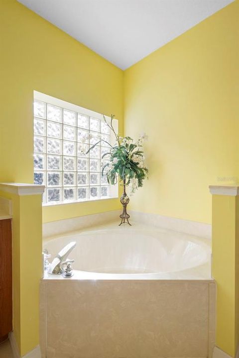 For Sale: $349,900 (3 beds, 2 baths, 1924 Square Feet)