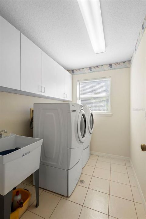 For Sale: $349,900 (3 beds, 2 baths, 1924 Square Feet)