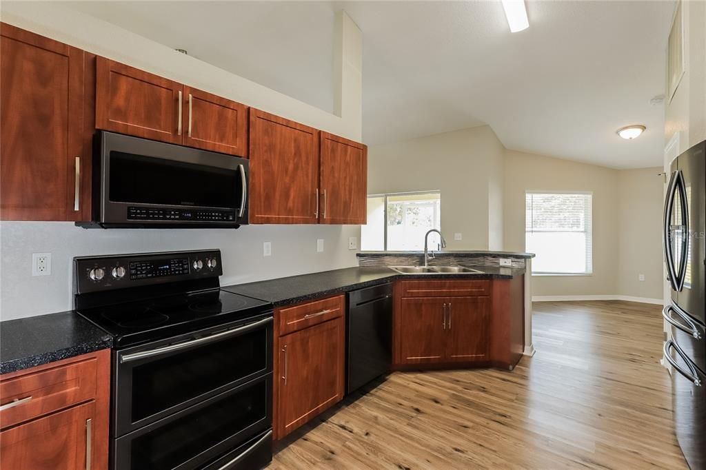 待售: $350,000 (3 贝兹, 2 浴室, 1859 平方英尺)