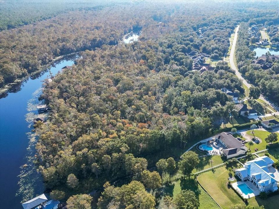 待售: $949,700 (2.76 acres)