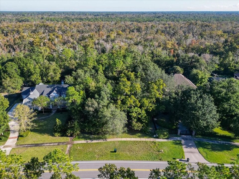 待售: $949,700 (2.76 acres)