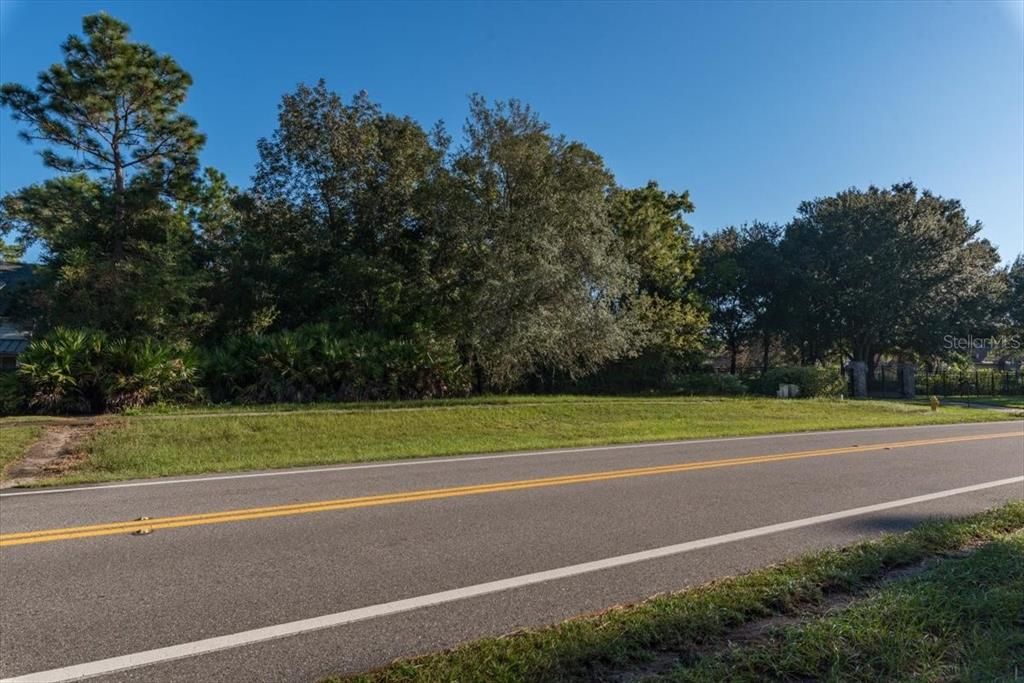 待售: $949,700 (2.76 acres)