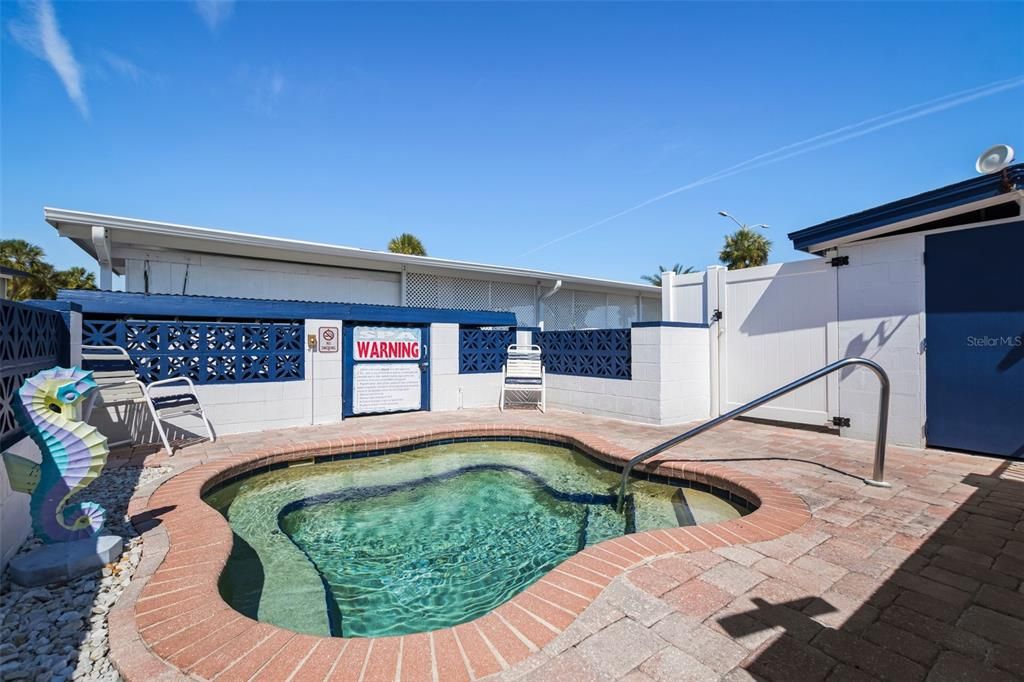 待售: $125,000 (1 贝兹, 1 浴室, 580 平方英尺)