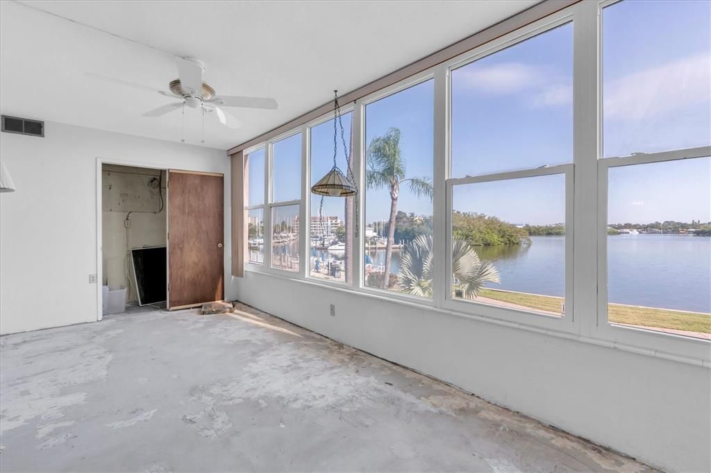 合同活跃: $115,000 (2 贝兹, 1 浴室, 1005 平方英尺)