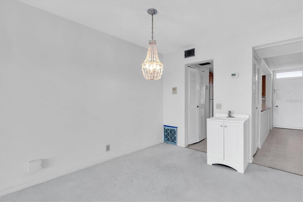 合同活跃: $115,000 (2 贝兹, 1 浴室, 1005 平方英尺)