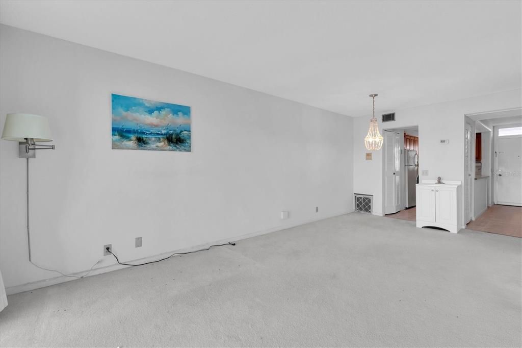 合同活跃: $115,000 (2 贝兹, 1 浴室, 1005 平方英尺)