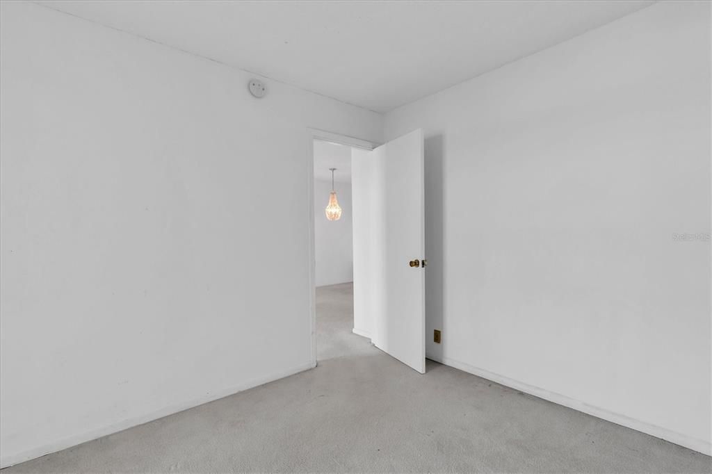 合同活跃: $115,000 (2 贝兹, 1 浴室, 1005 平方英尺)