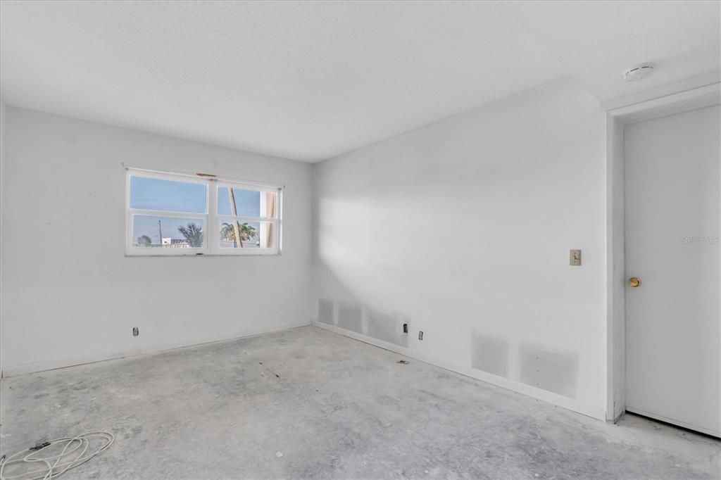 合同活跃: $115,000 (2 贝兹, 1 浴室, 1005 平方英尺)