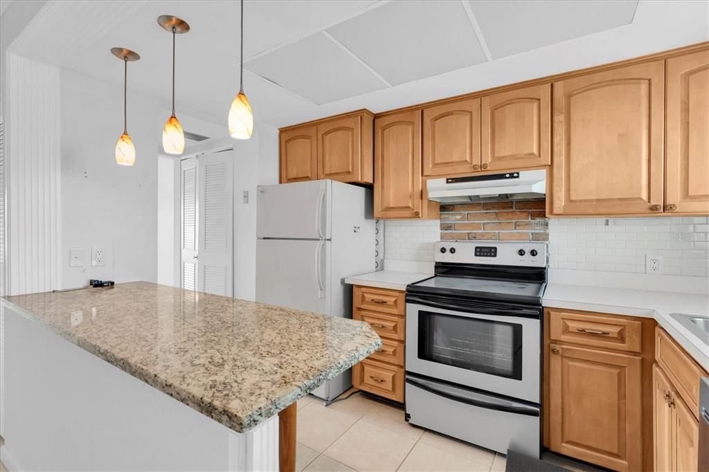 合同活跃: $115,000 (2 贝兹, 1 浴室, 1005 平方英尺)