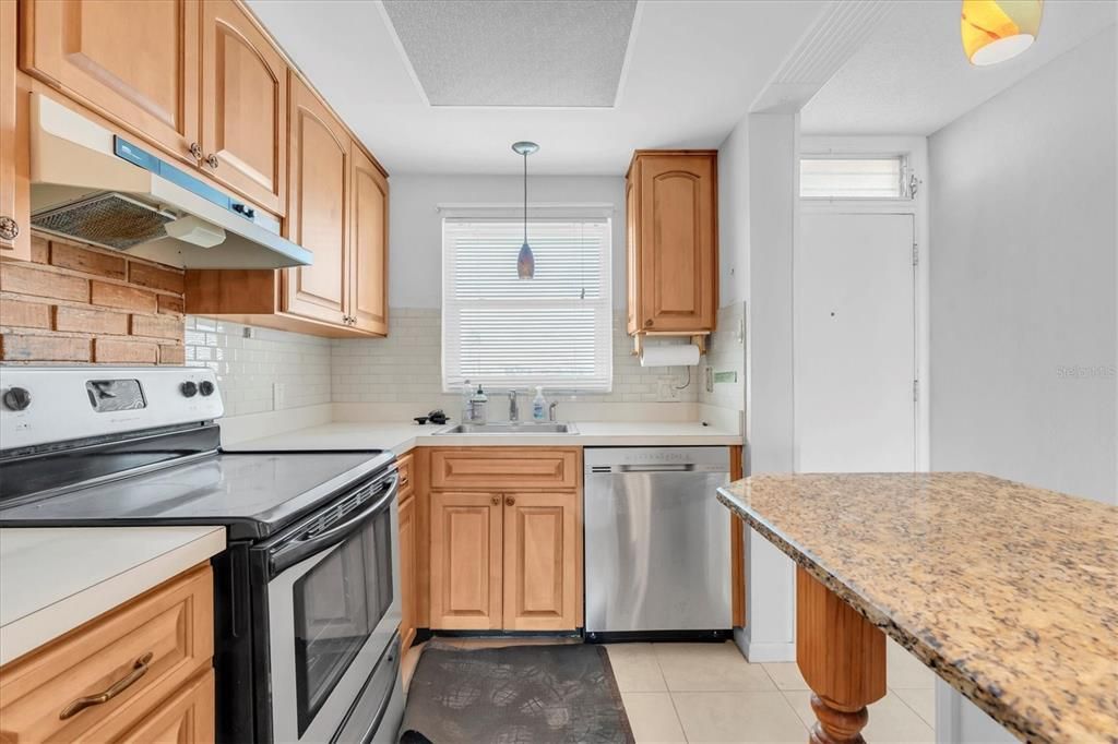 合同活跃: $115,000 (2 贝兹, 1 浴室, 1005 平方英尺)