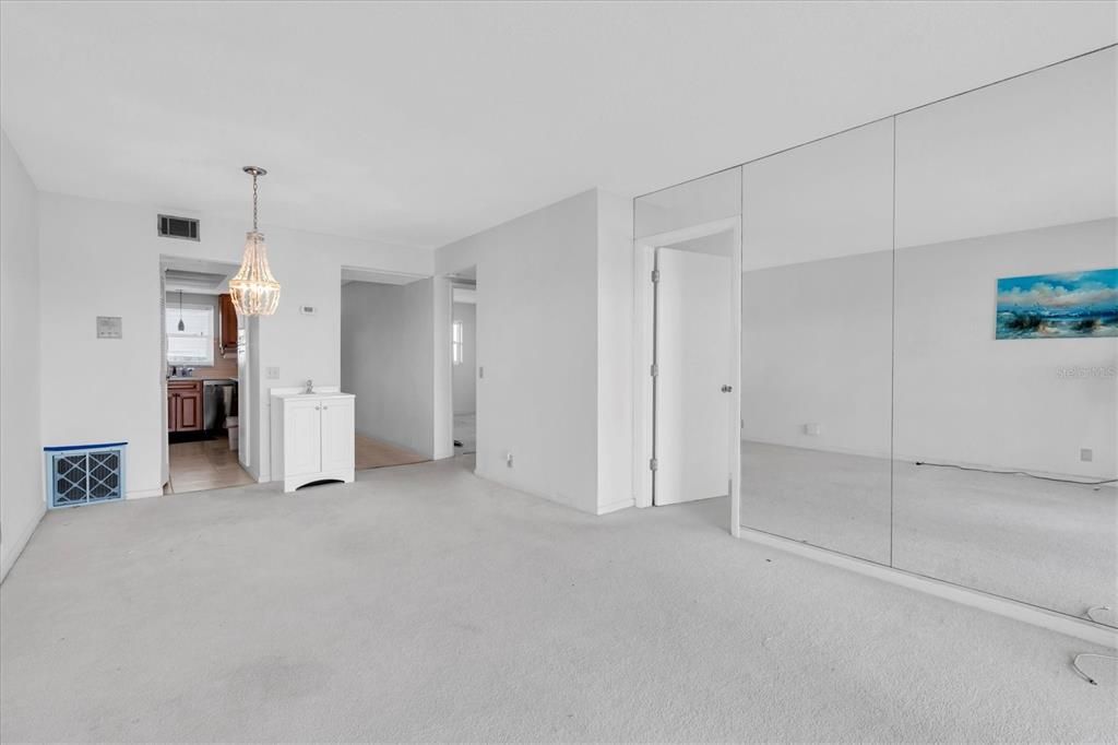 合同活跃: $115,000 (2 贝兹, 1 浴室, 1005 平方英尺)