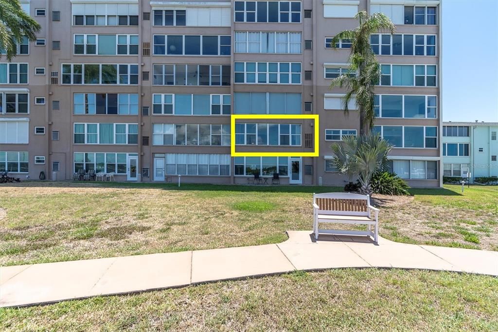 合同活跃: $115,000 (2 贝兹, 1 浴室, 1005 平方英尺)