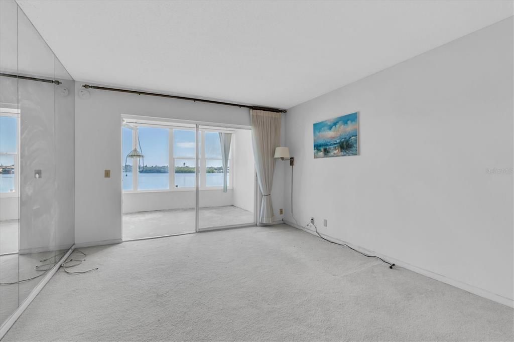 合同活跃: $115,000 (2 贝兹, 1 浴室, 1005 平方英尺)