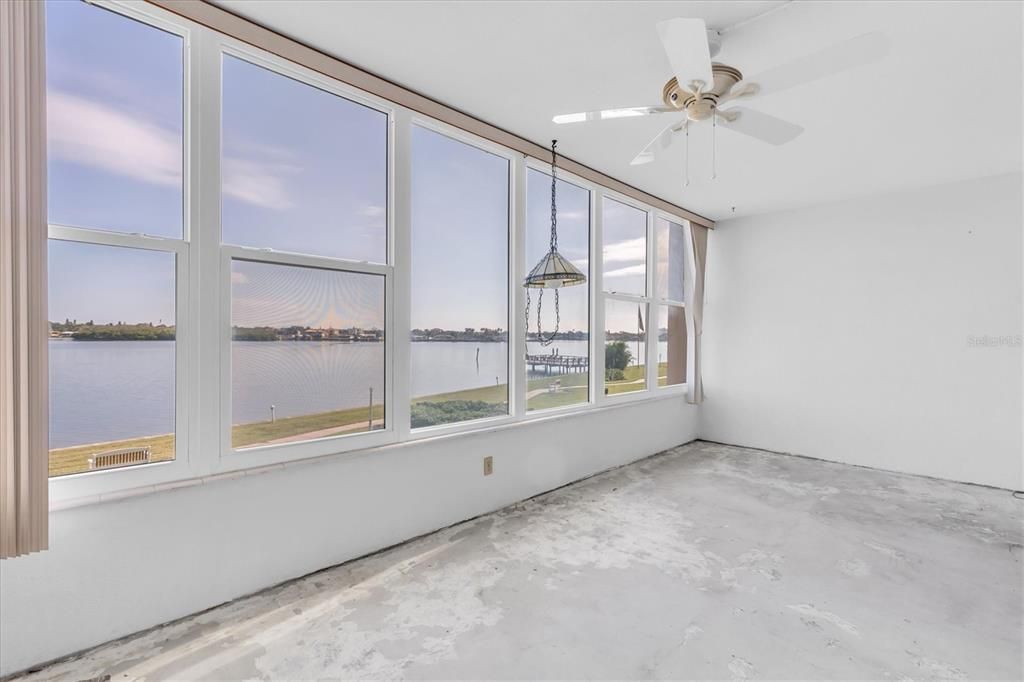 合同活跃: $115,000 (2 贝兹, 1 浴室, 1005 平方英尺)