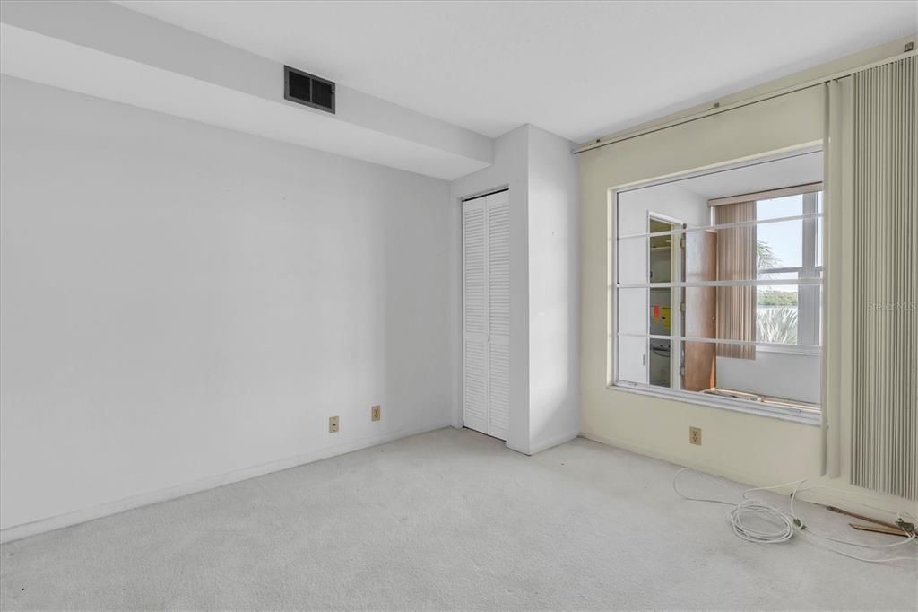 合同活跃: $115,000 (2 贝兹, 1 浴室, 1005 平方英尺)