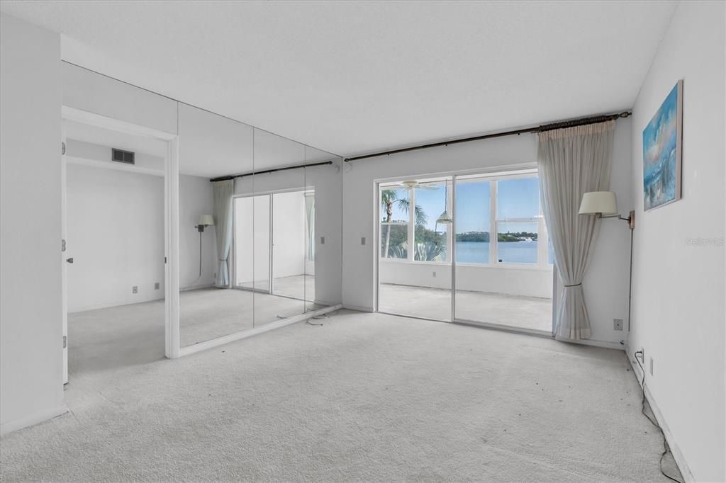 合同活跃: $115,000 (2 贝兹, 1 浴室, 1005 平方英尺)