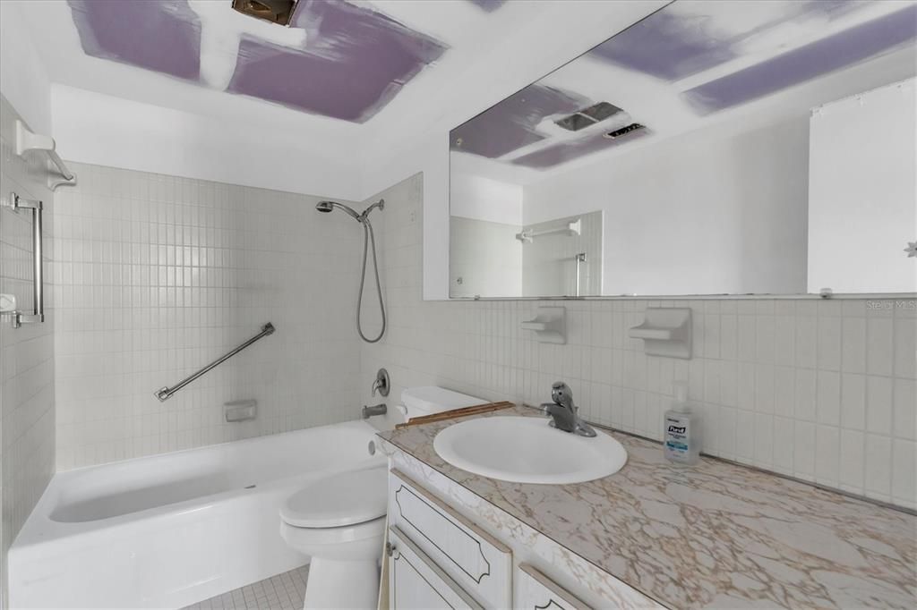 合同活跃: $115,000 (2 贝兹, 1 浴室, 1005 平方英尺)