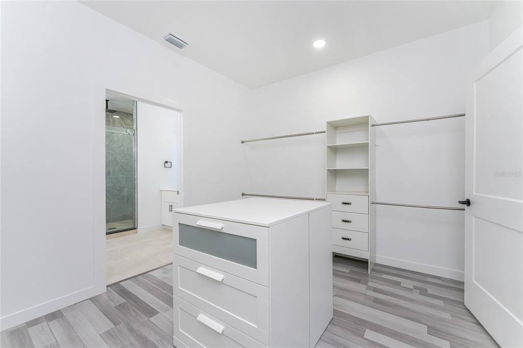 For Sale: $349,999 (3 beds, 2 baths, 1950 Square Feet)