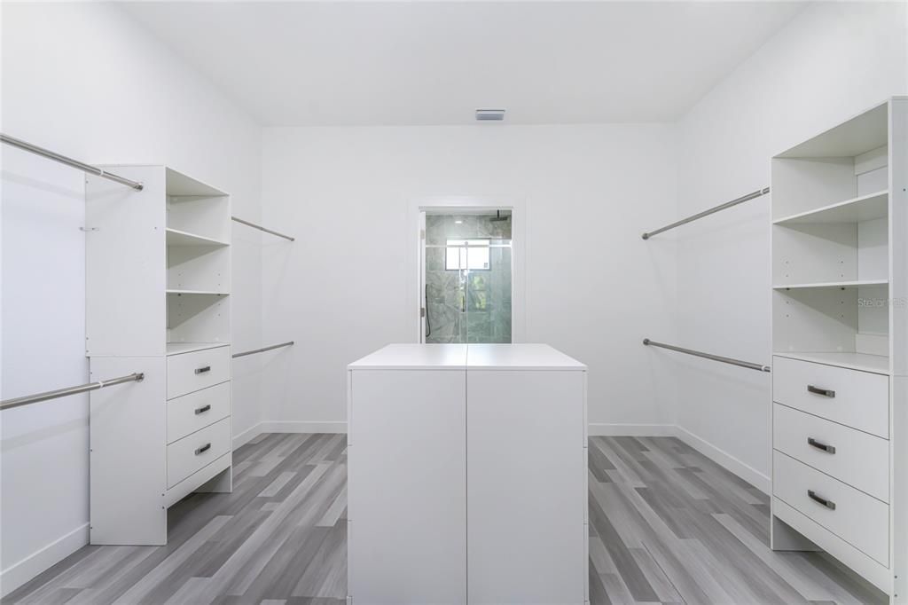 For Sale: $349,999 (3 beds, 2 baths, 1950 Square Feet)