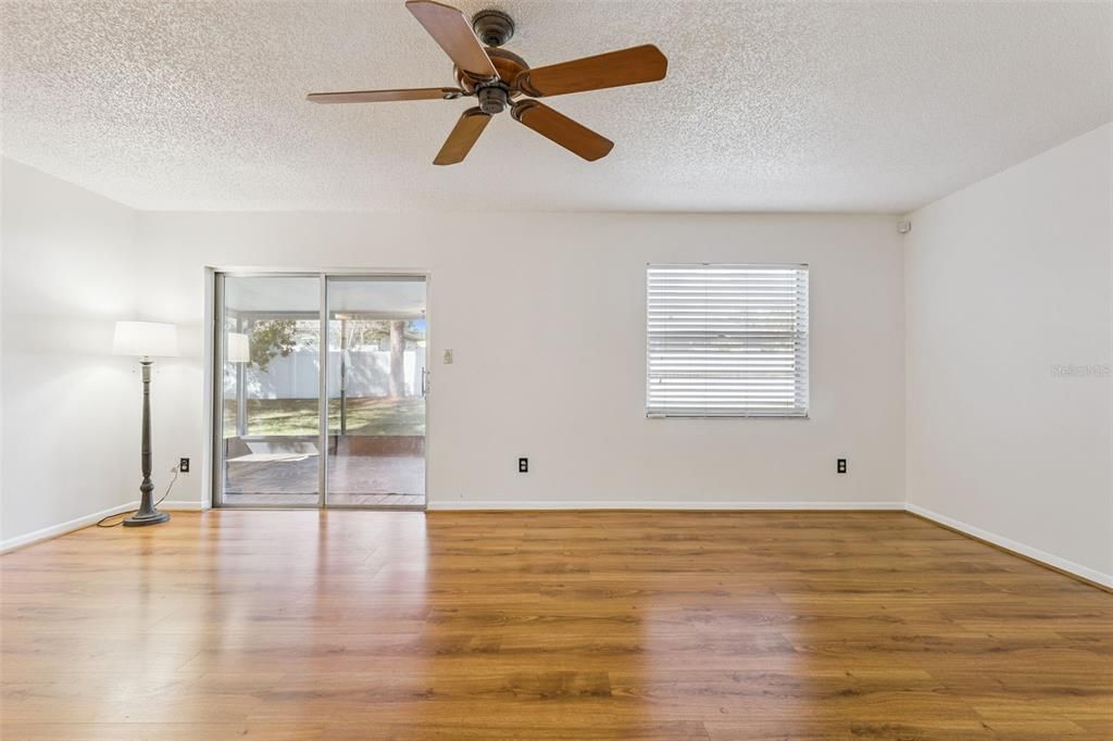 For Sale: $360,000 (4 beds, 2 baths, 1539 Square Feet)