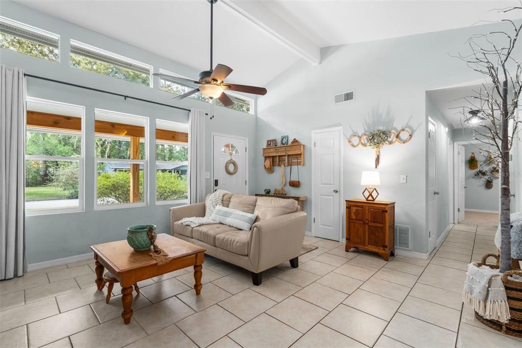 合同活跃: $269,900 (3 贝兹, 2 浴室, 1200 平方英尺)