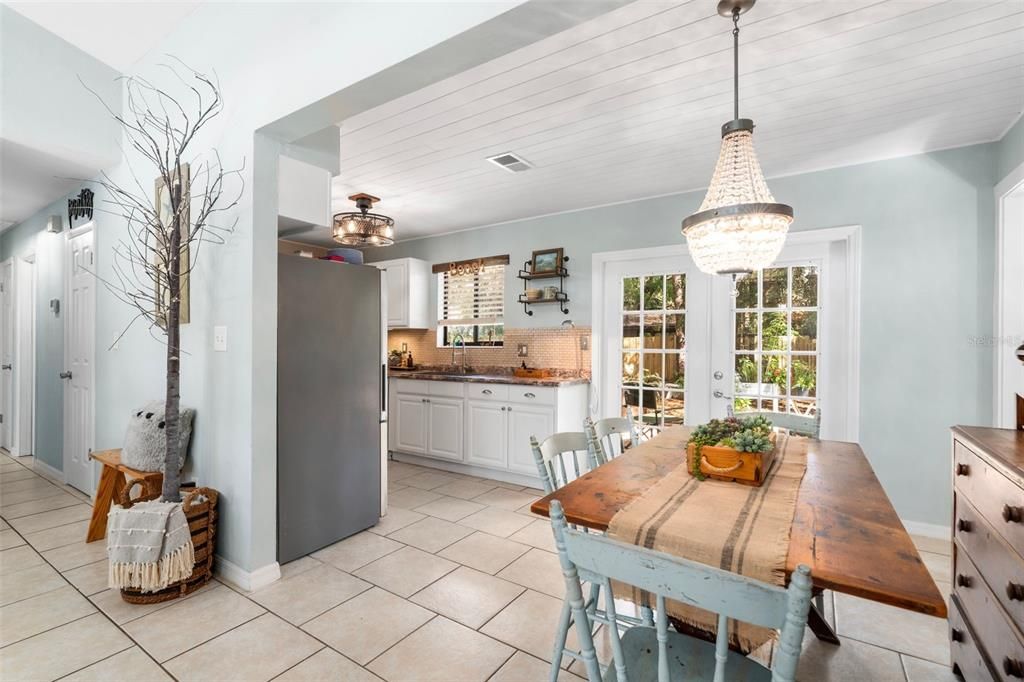 合同活跃: $269,900 (3 贝兹, 2 浴室, 1200 平方英尺)