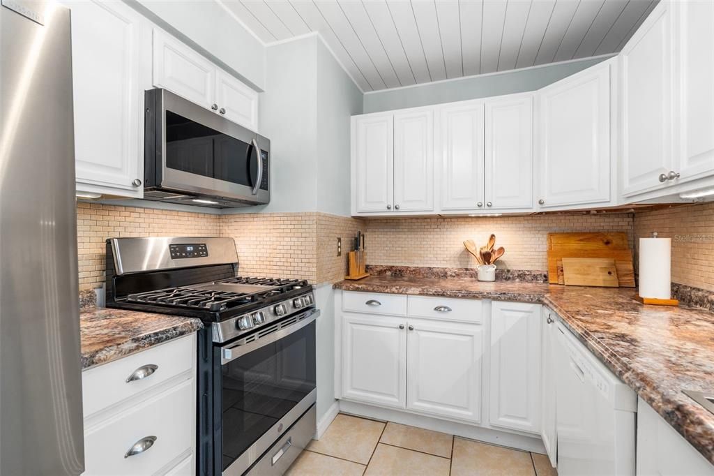 合同活跃: $269,900 (3 贝兹, 2 浴室, 1200 平方英尺)