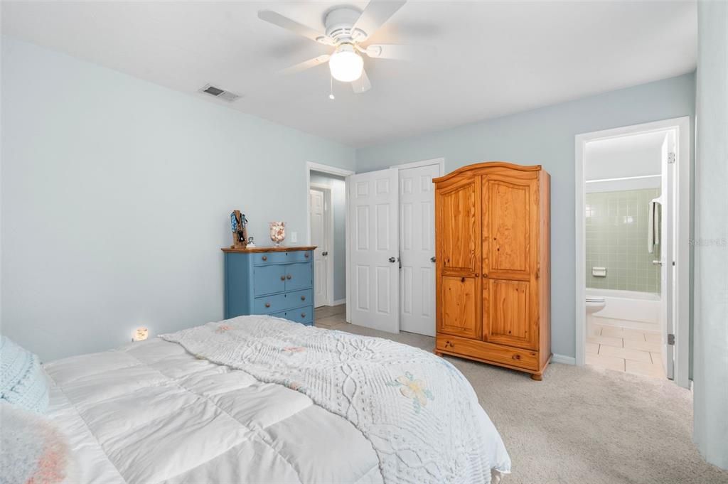 合同活跃: $269,900 (3 贝兹, 2 浴室, 1200 平方英尺)