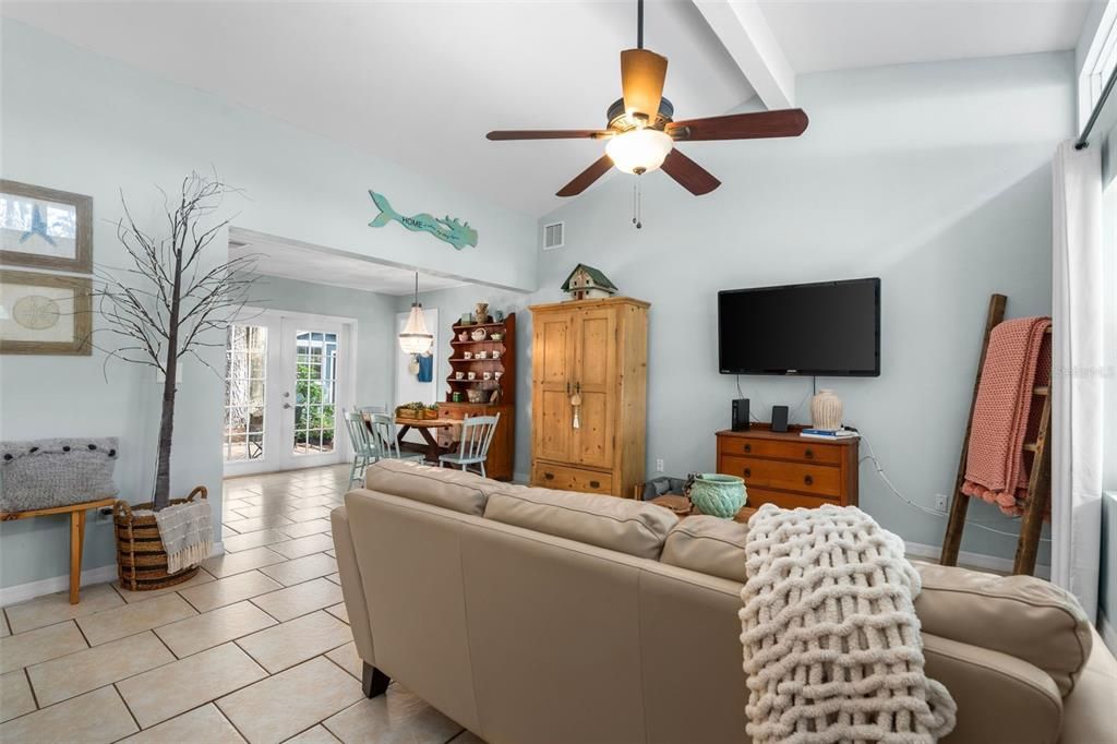 合同活跃: $269,900 (3 贝兹, 2 浴室, 1200 平方英尺)