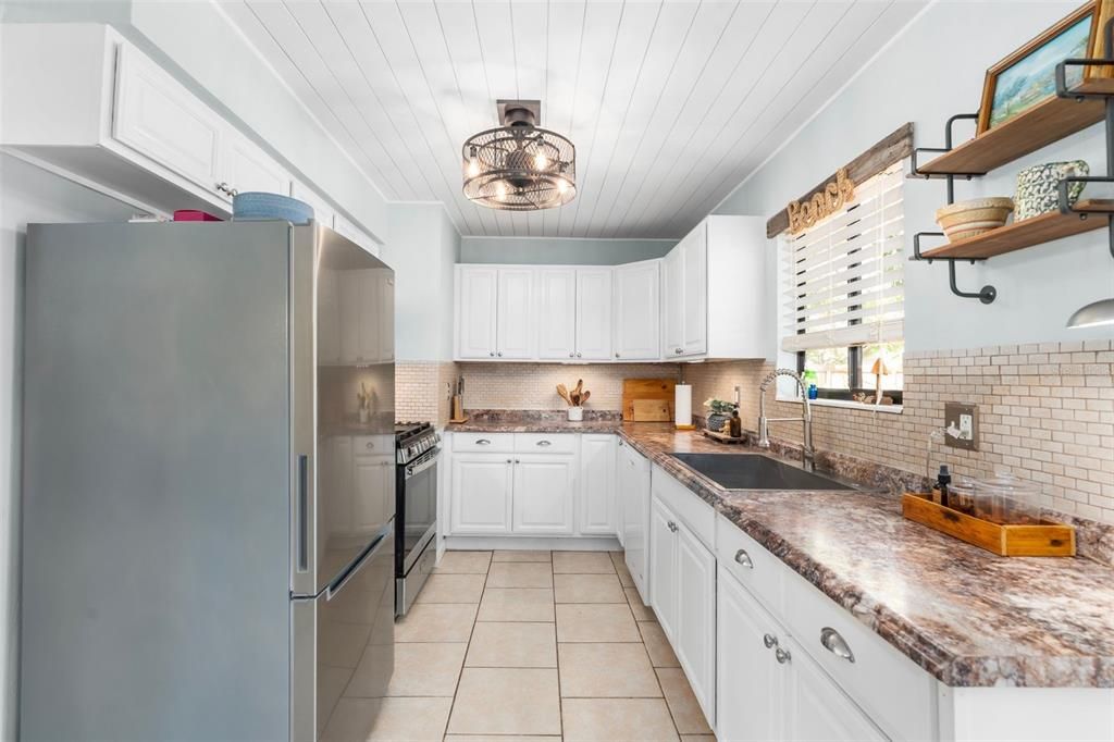 合同活跃: $269,900 (3 贝兹, 2 浴室, 1200 平方英尺)