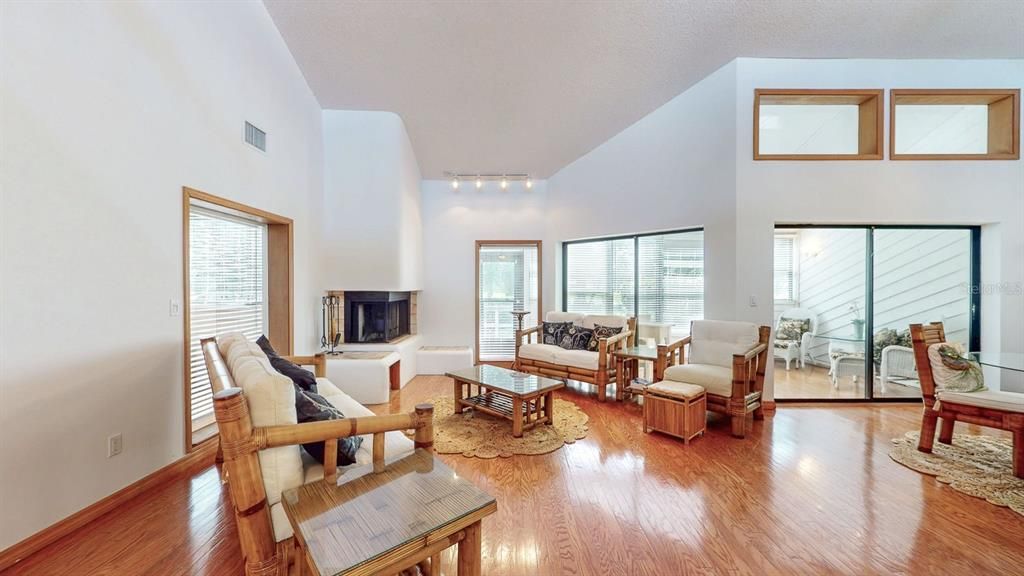 待售: $360,000 (2 贝兹, 2 浴室, 1785 平方英尺)