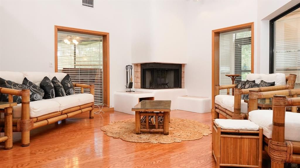 待售: $360,000 (2 贝兹, 2 浴室, 1785 平方英尺)