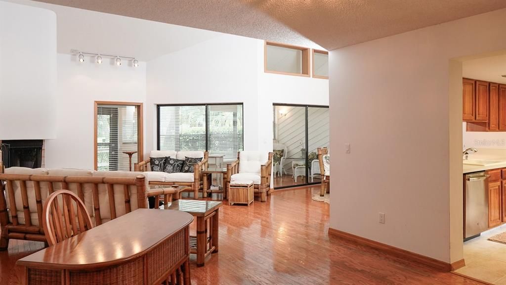 待售: $360,000 (2 贝兹, 2 浴室, 1785 平方英尺)