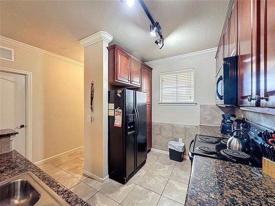 For Sale: $179,000 (3 beds, 3 baths, 1217 Square Feet)