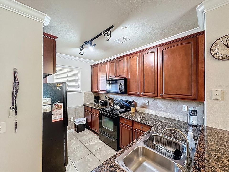 For Sale: $179,000 (3 beds, 3 baths, 1217 Square Feet)