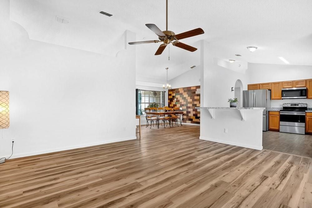 Active With Contract: $350,000 (3 beds, 2 baths, 1499 Square Feet)